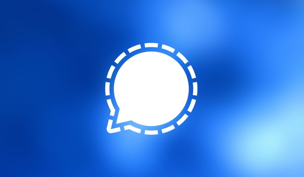 Logo aplikasi Signal terlihat pada latar belakang biru buram
