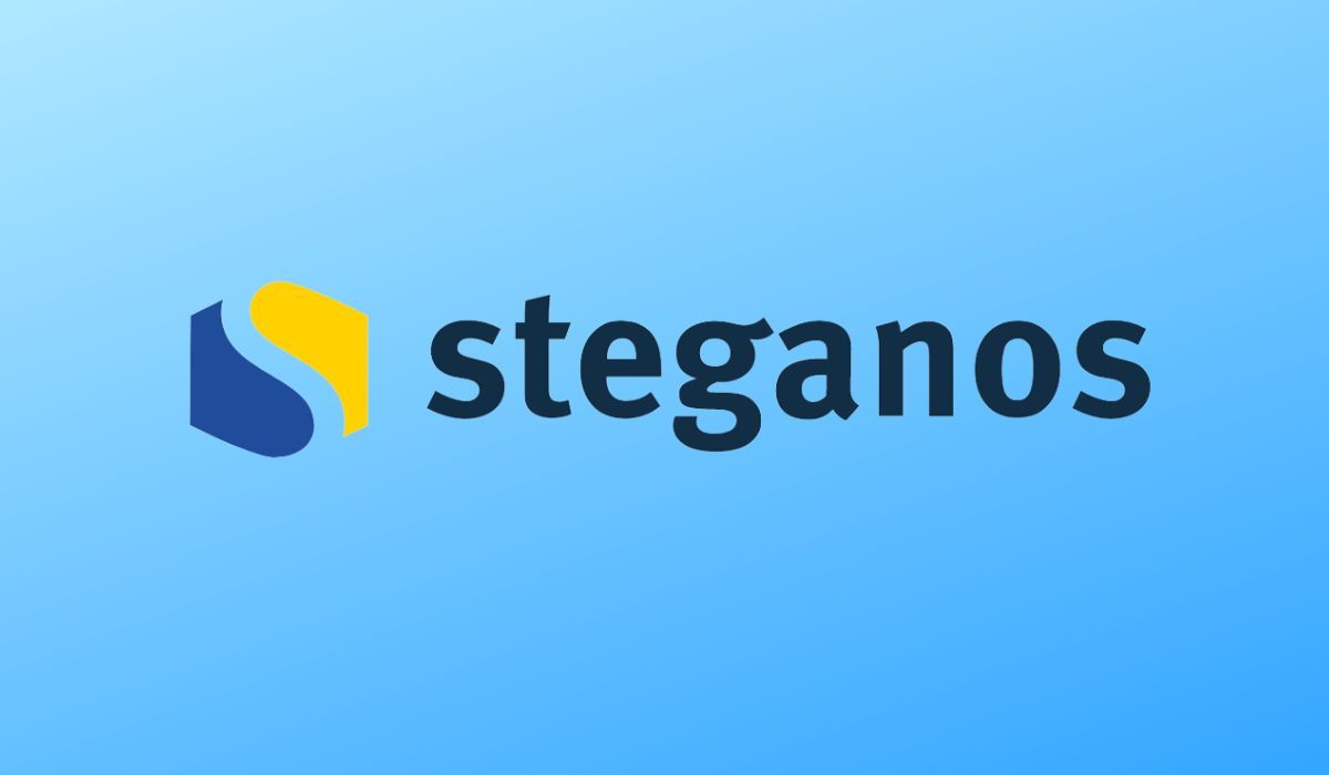 Logo Steganos terlihat pada latar belakang biru muda 