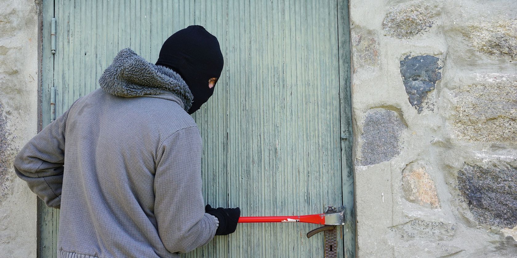 Un voleur casse la serrure d'une porte