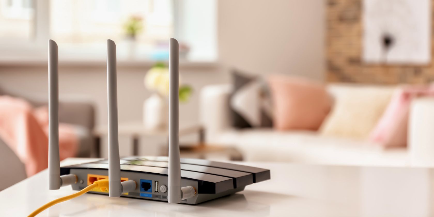 router wi-fi seduto su un tavolo con un cavo ethernet collegato alla funzione