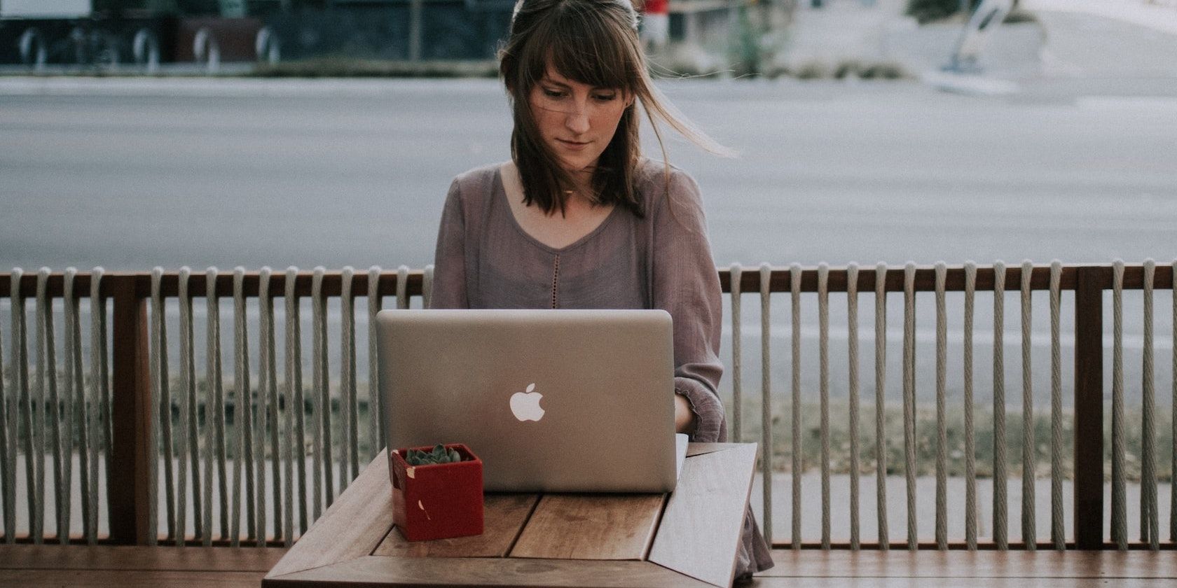 Femme travaillant sur un ordinateur à l'extérieur