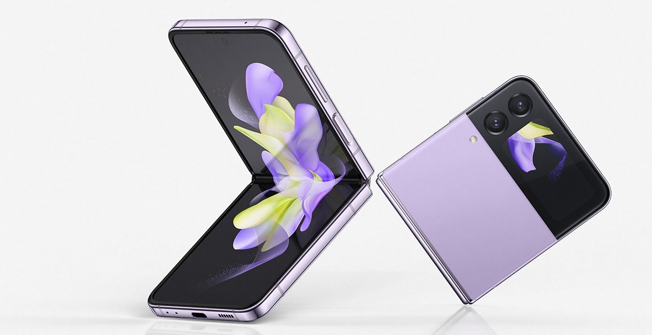 Unfold and fold two Flip 4 smartphones