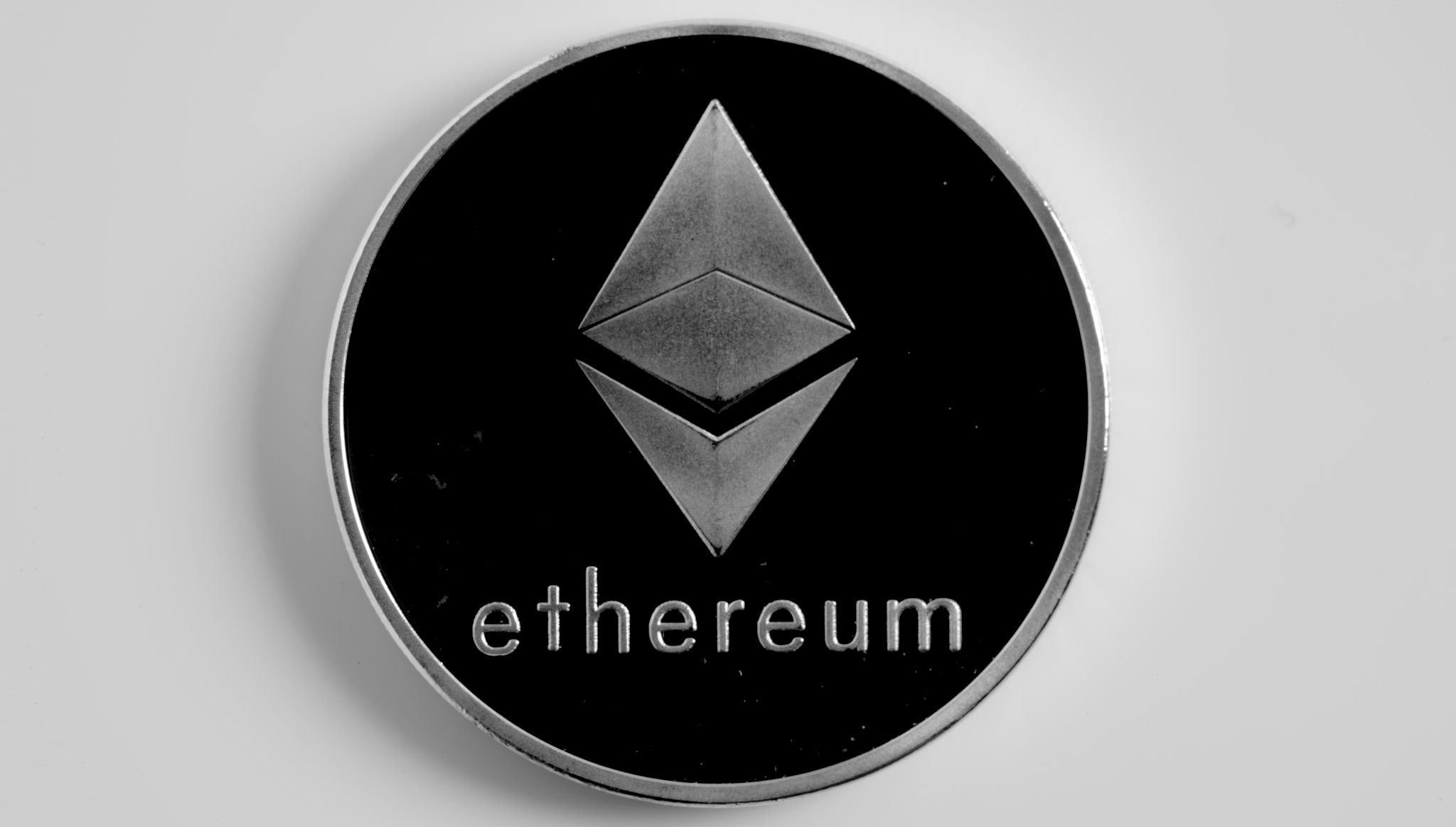 Slika crnog Ethereum novčića