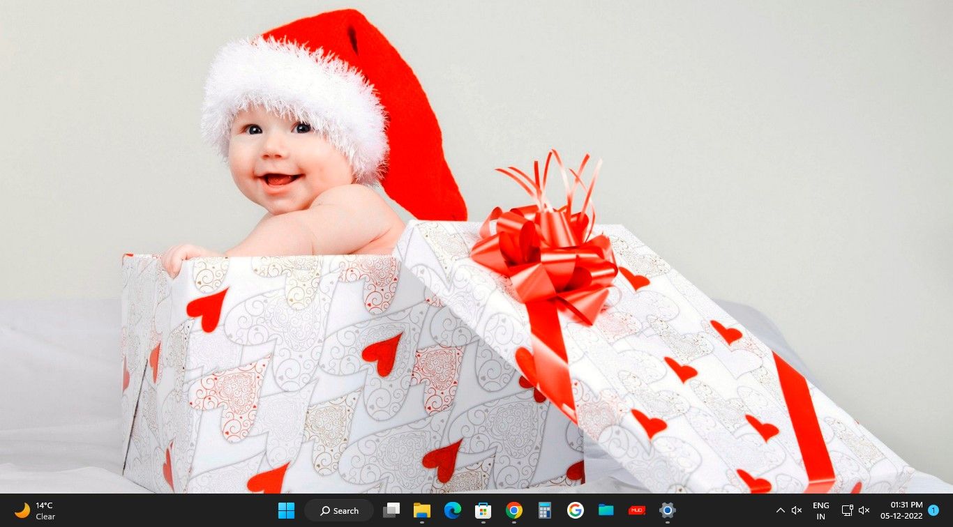 تم بچه های کریسمس روی صفحه نمایش رایانه شخصی