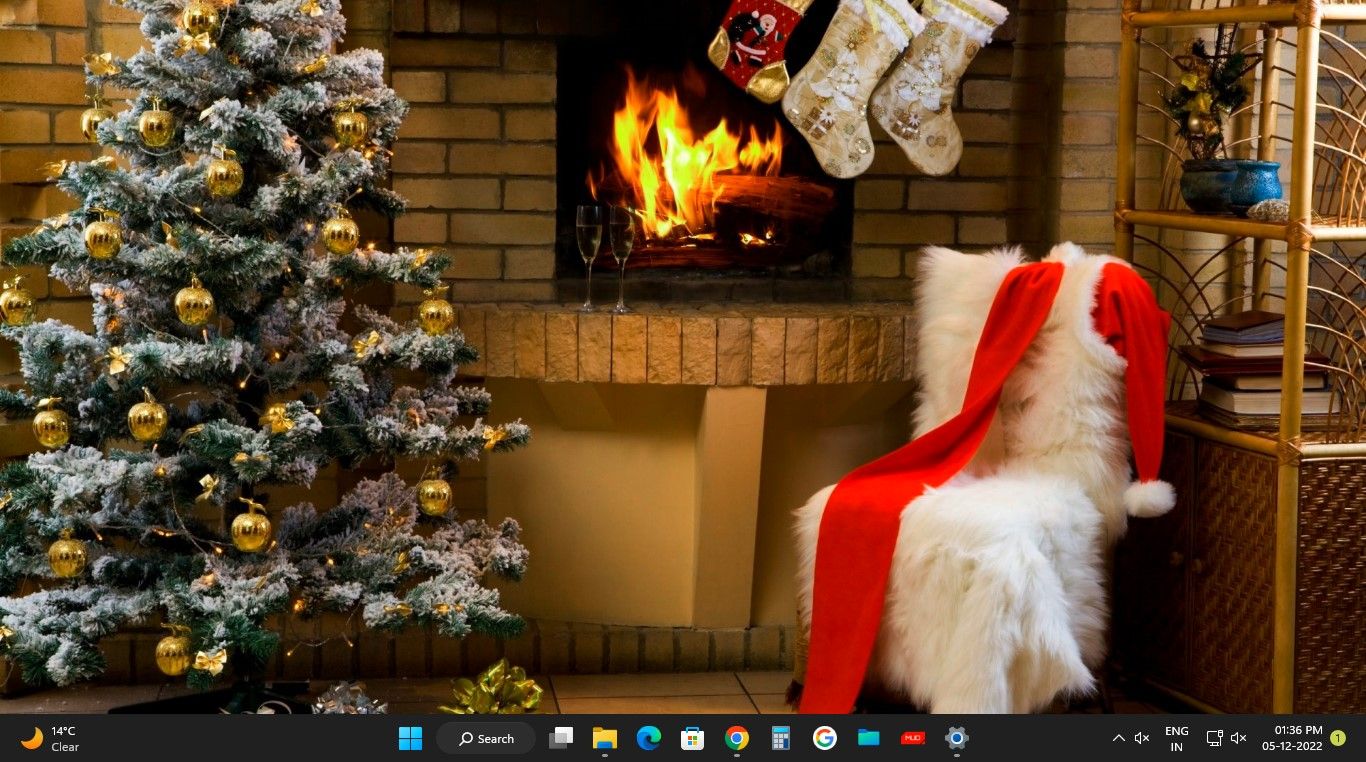 تم درخت کریسمس روی صفحه لپ تاپ ویندوز