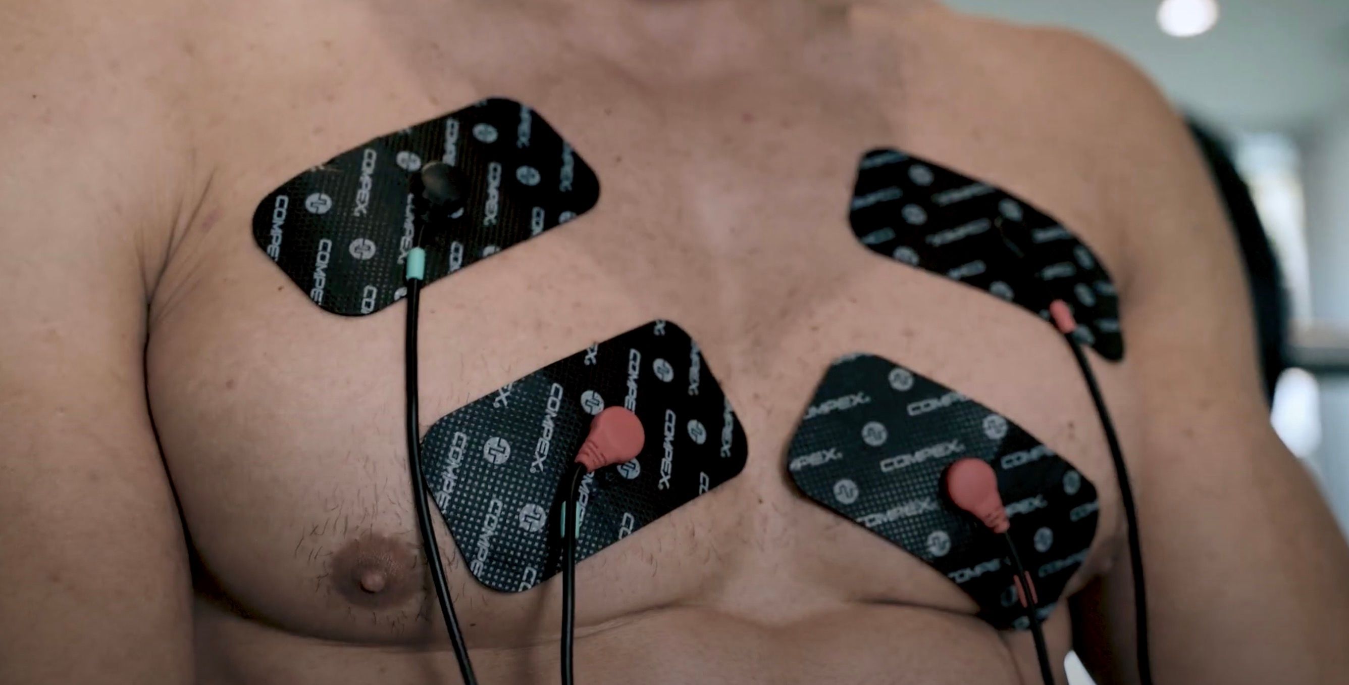 Thiết bị EMS Compex trên ngực người đàn ông
