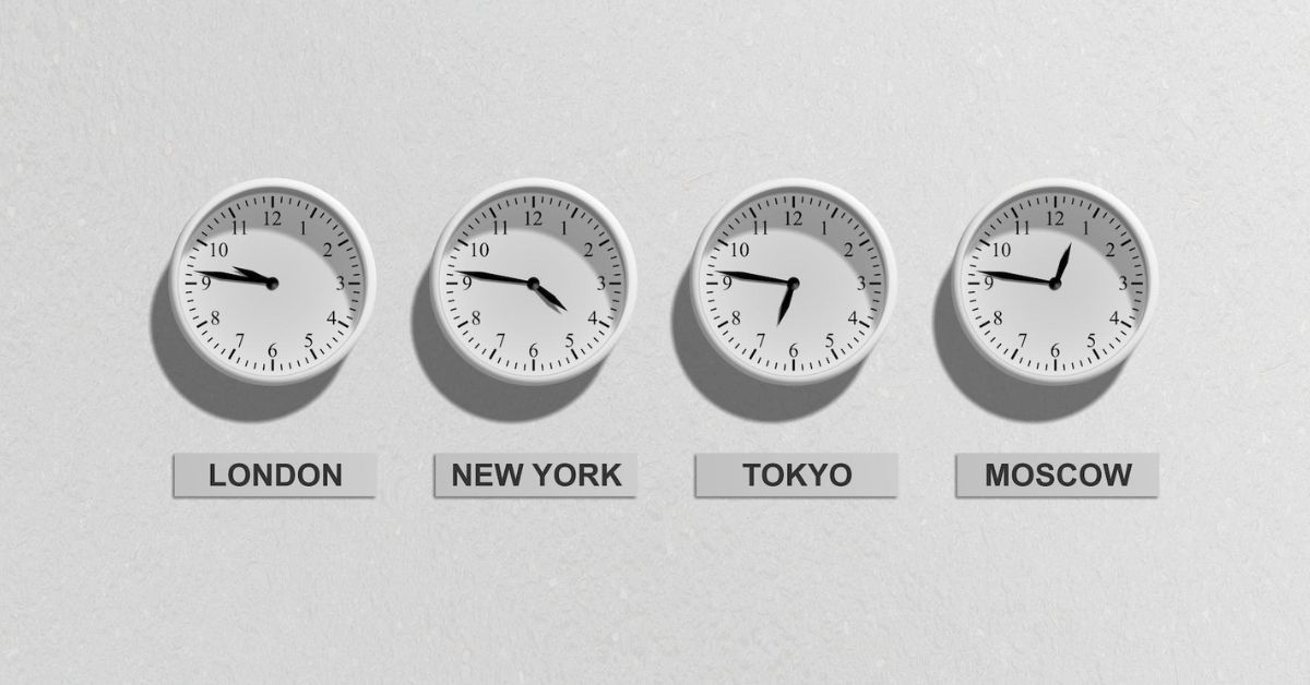 quatro relógios mostrando fusos horários diferentes