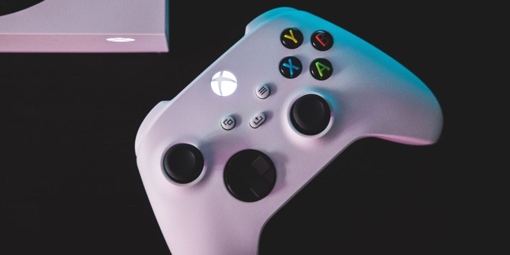 Foto pengontrol Xbox Series S berwarna putih yang diletakkan di samping konsol Xbox Series S