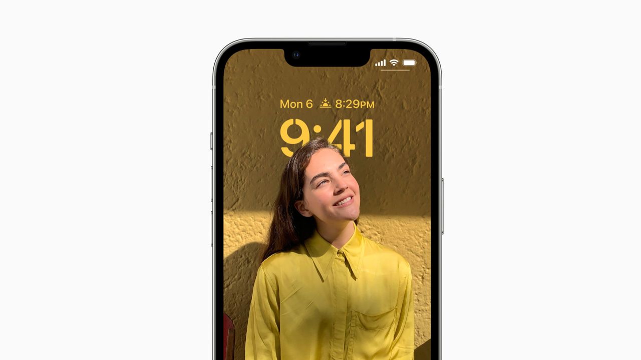 Écran de verrouillage Effet de profondeur sur iOS 16 montrant une femme avec une horloge derrière elle.
