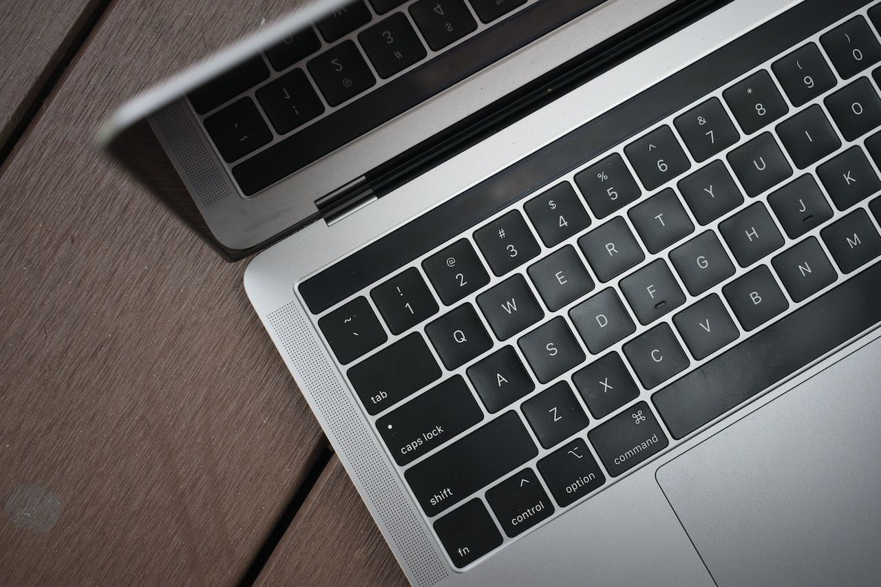 The Mac keyboard displays a command key