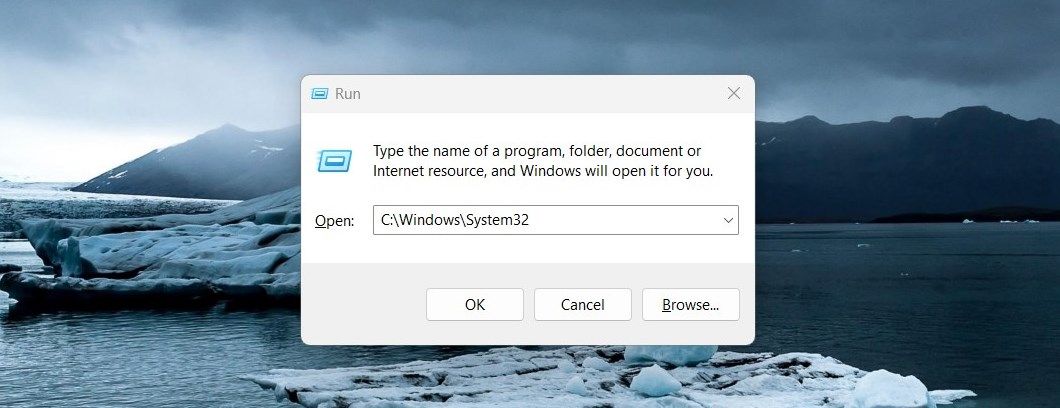 پوشه System32 را با استفاده از کادر محاوره ای Run باز کنید