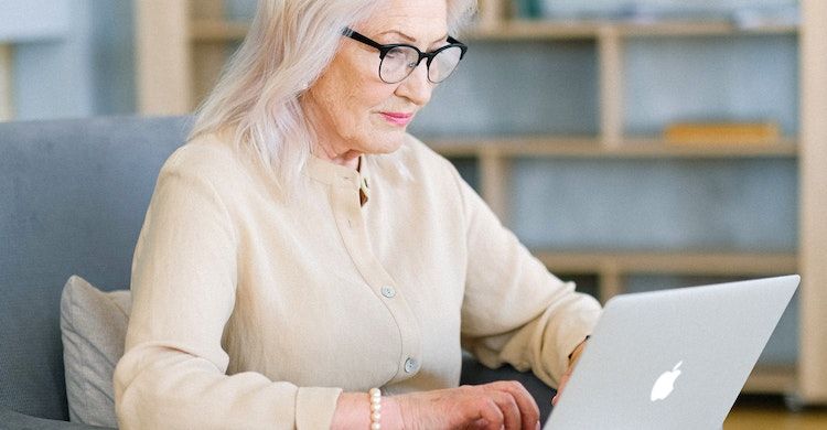 mulher idosa usando um laptop