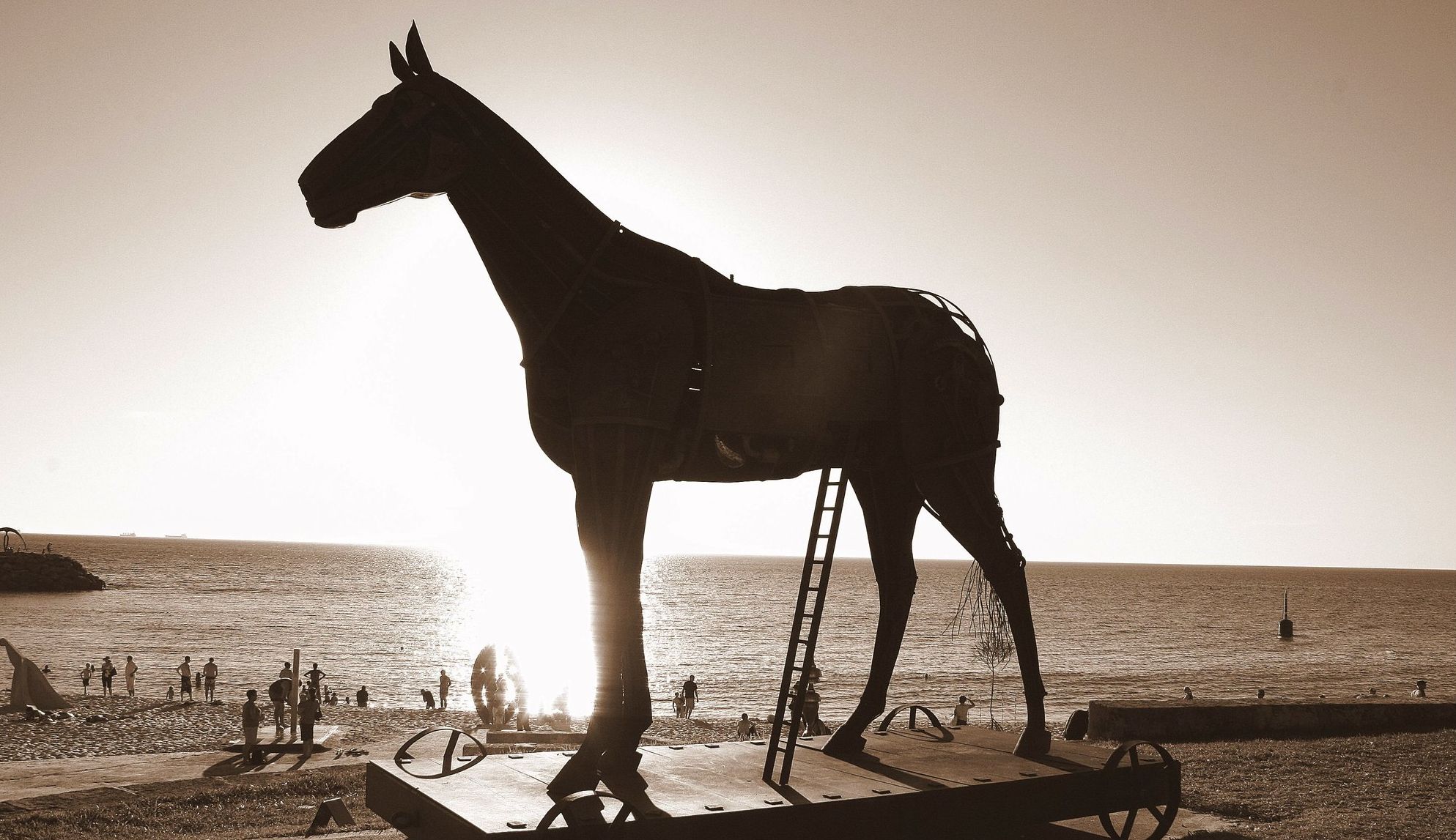 large trojan horse statue