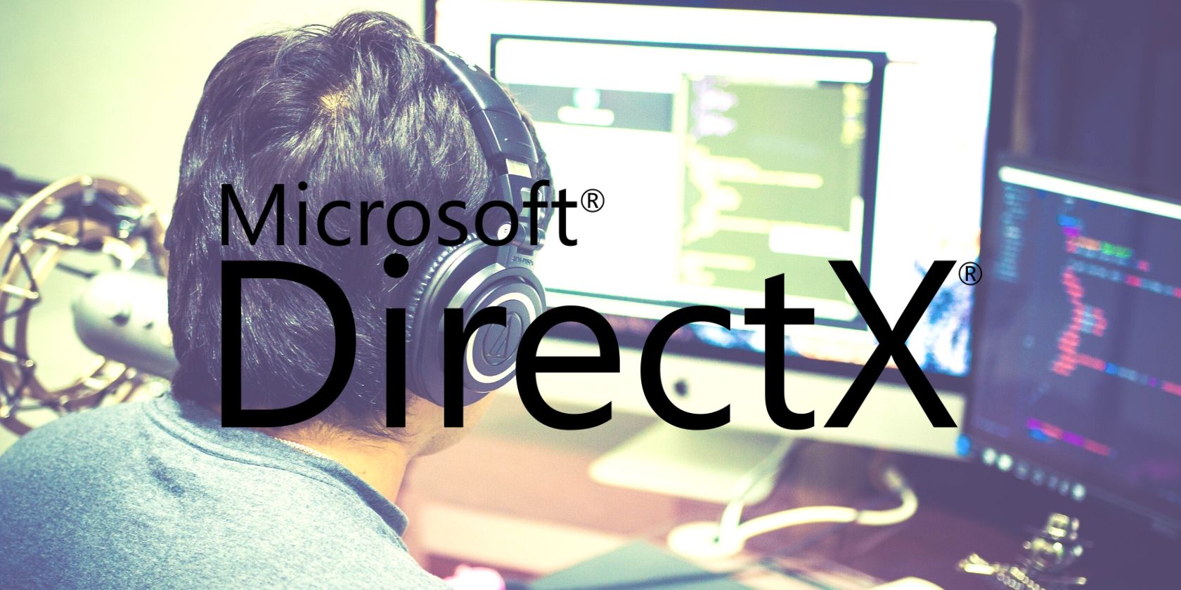 Logo DirectX dikenakan pada foto seorang pria coding