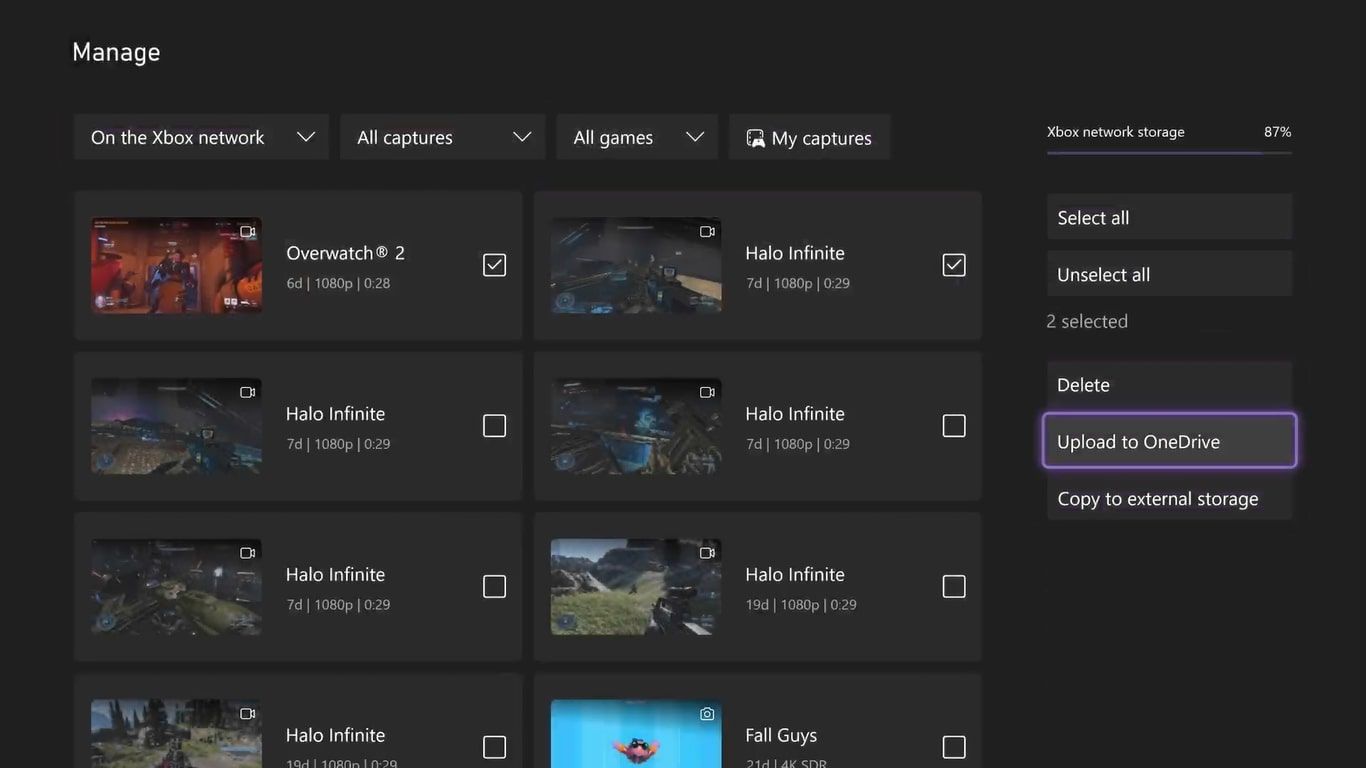 Tangkapan layar menu Kelola aplikasi Xbox Captures dengan dua klip dipilih dan Unggah ke OneDrive disorot 