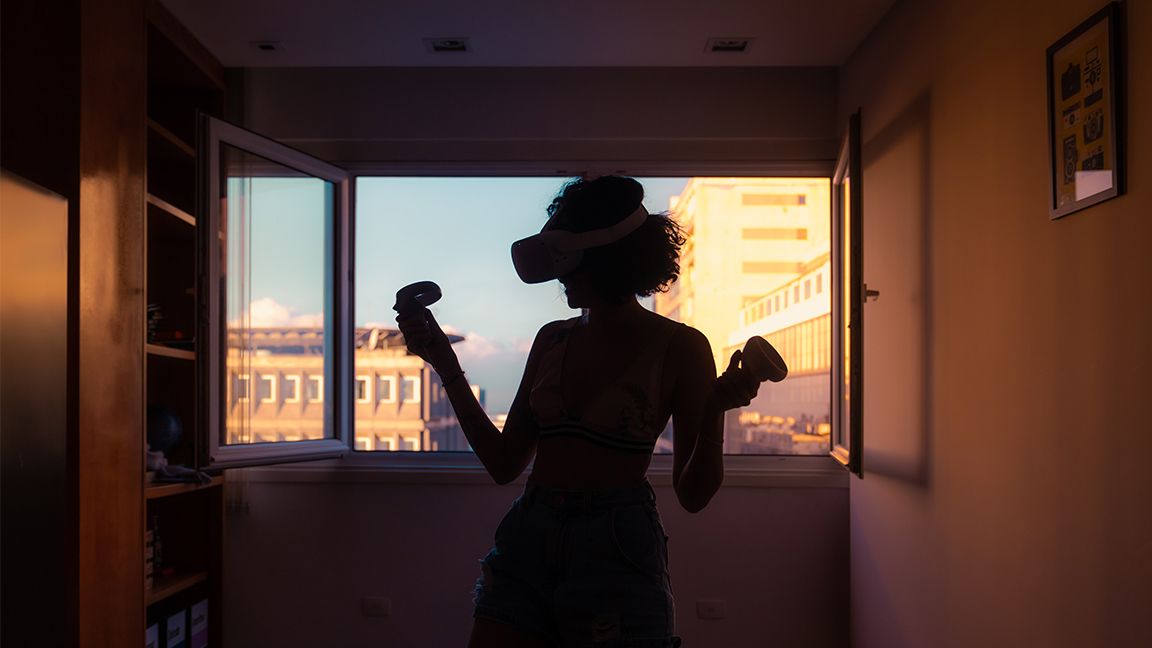 Femme utilisant un casque VR