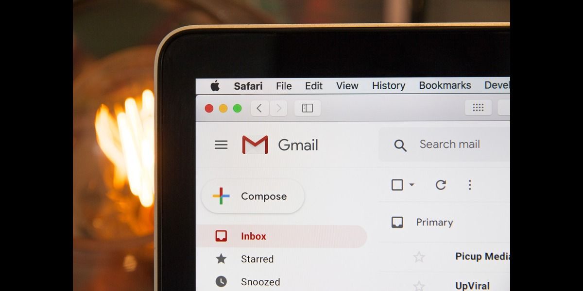 Tela do laptop mostrando a caixa de entrada do Gmail