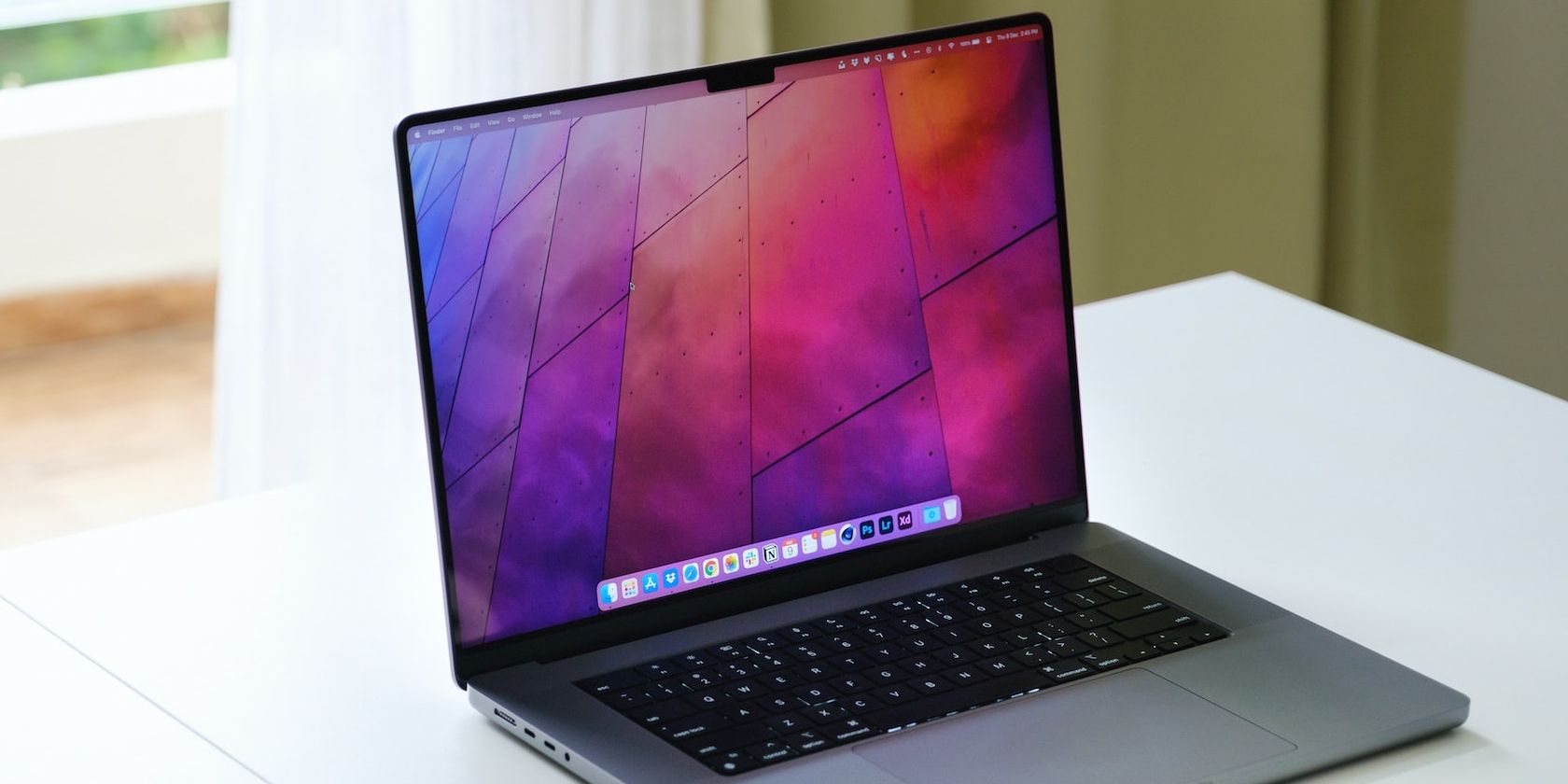 Apple MacBook Pro trên bàn trước cửa sổ