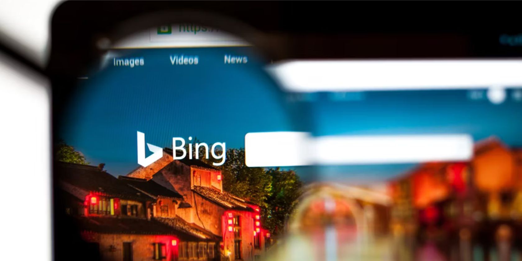 Mesin pencari Bing di laptop melalui lensa kacamata