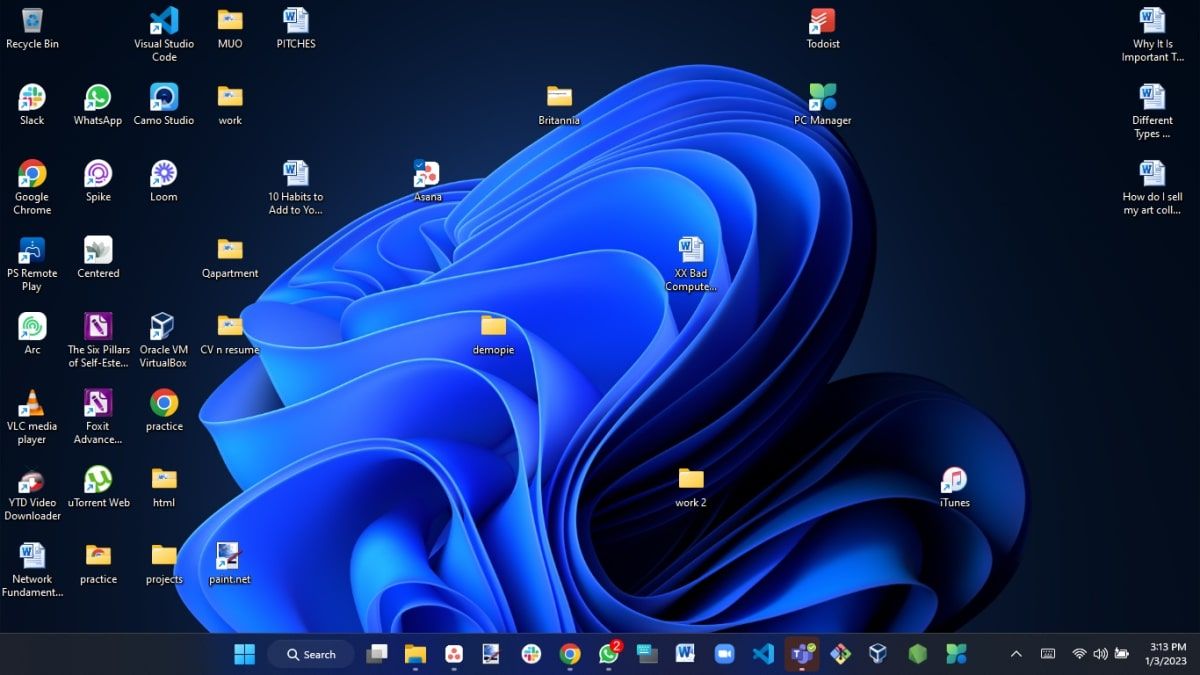 Screenshot showing a cluttered desktop