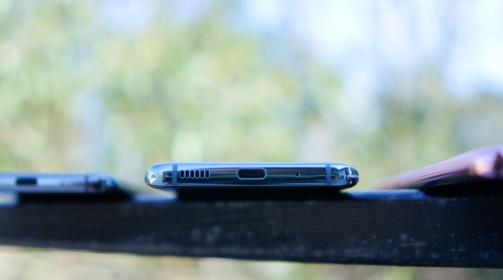 Port USB-C sur un smartphone bleu