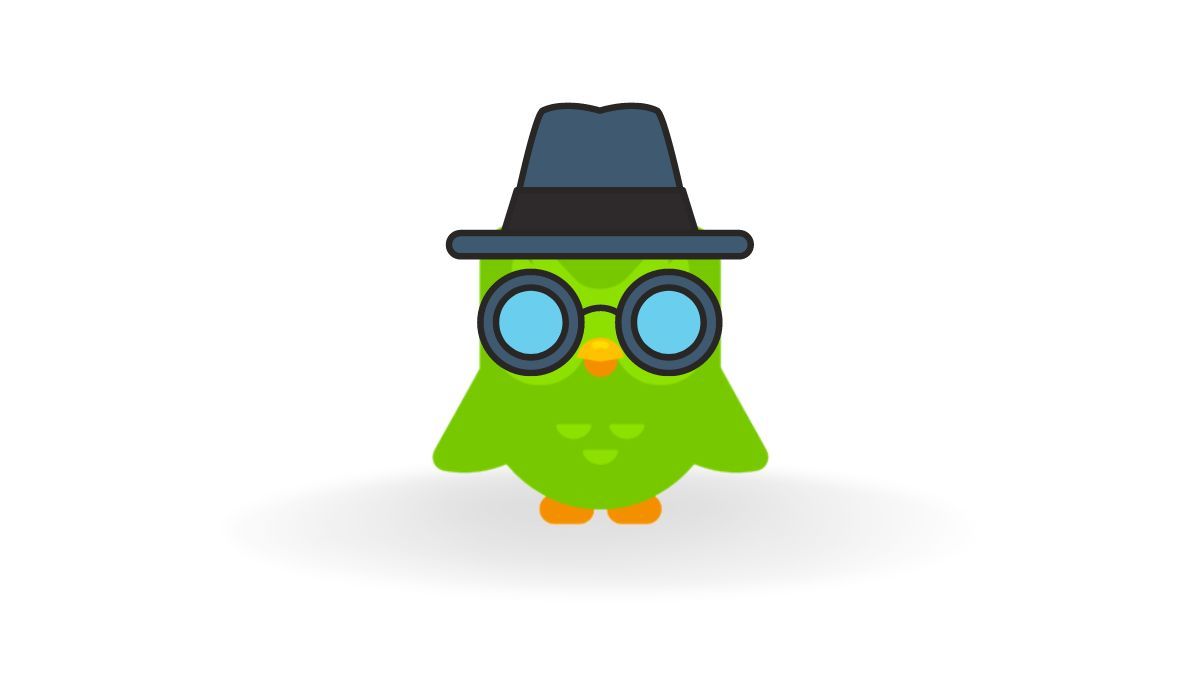 Chouette Duolingo avec un chapeau et des lunettes sur fond blanc.