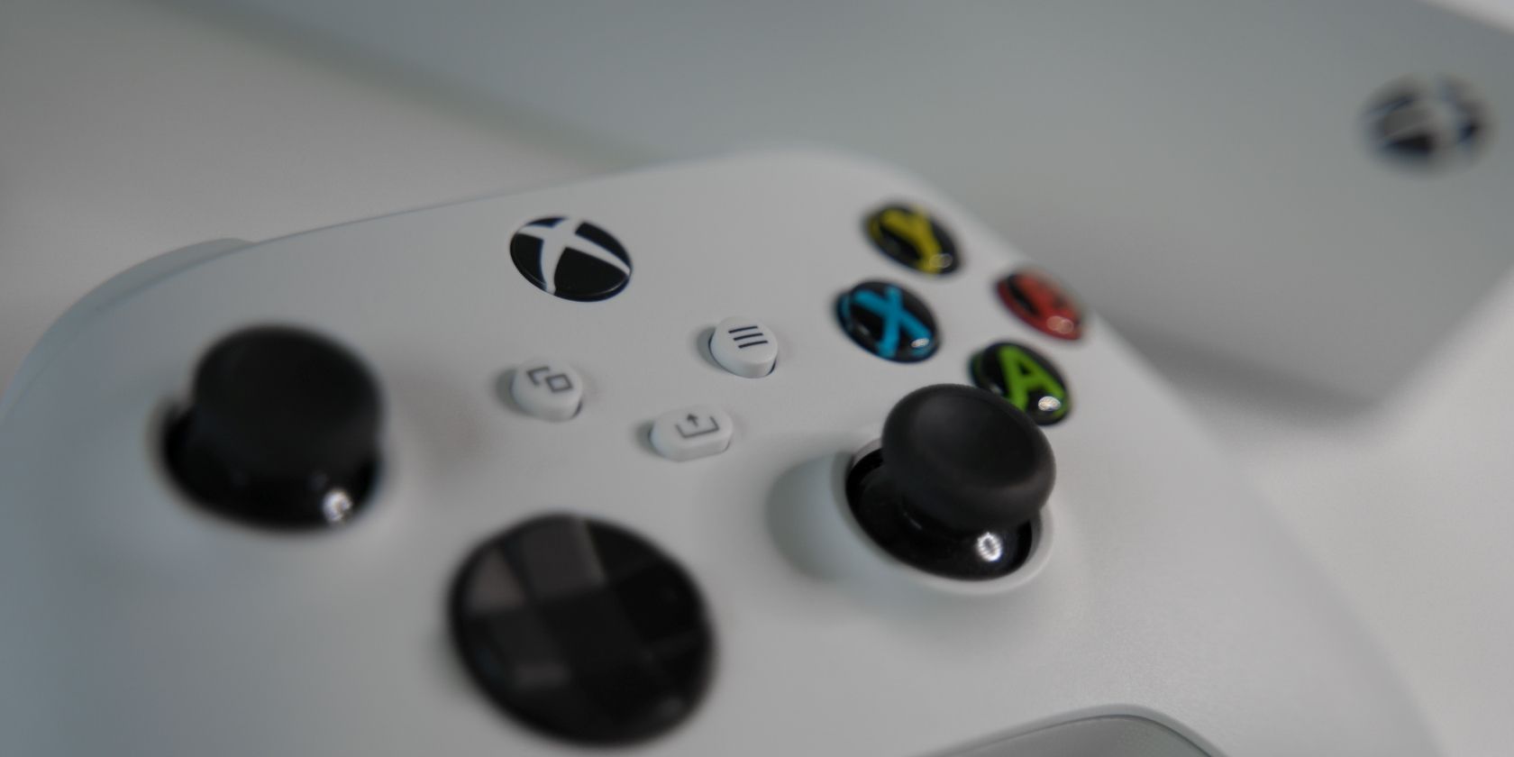A photograph on an Xbox Series S controller displayed in front of an Xbox Series S console