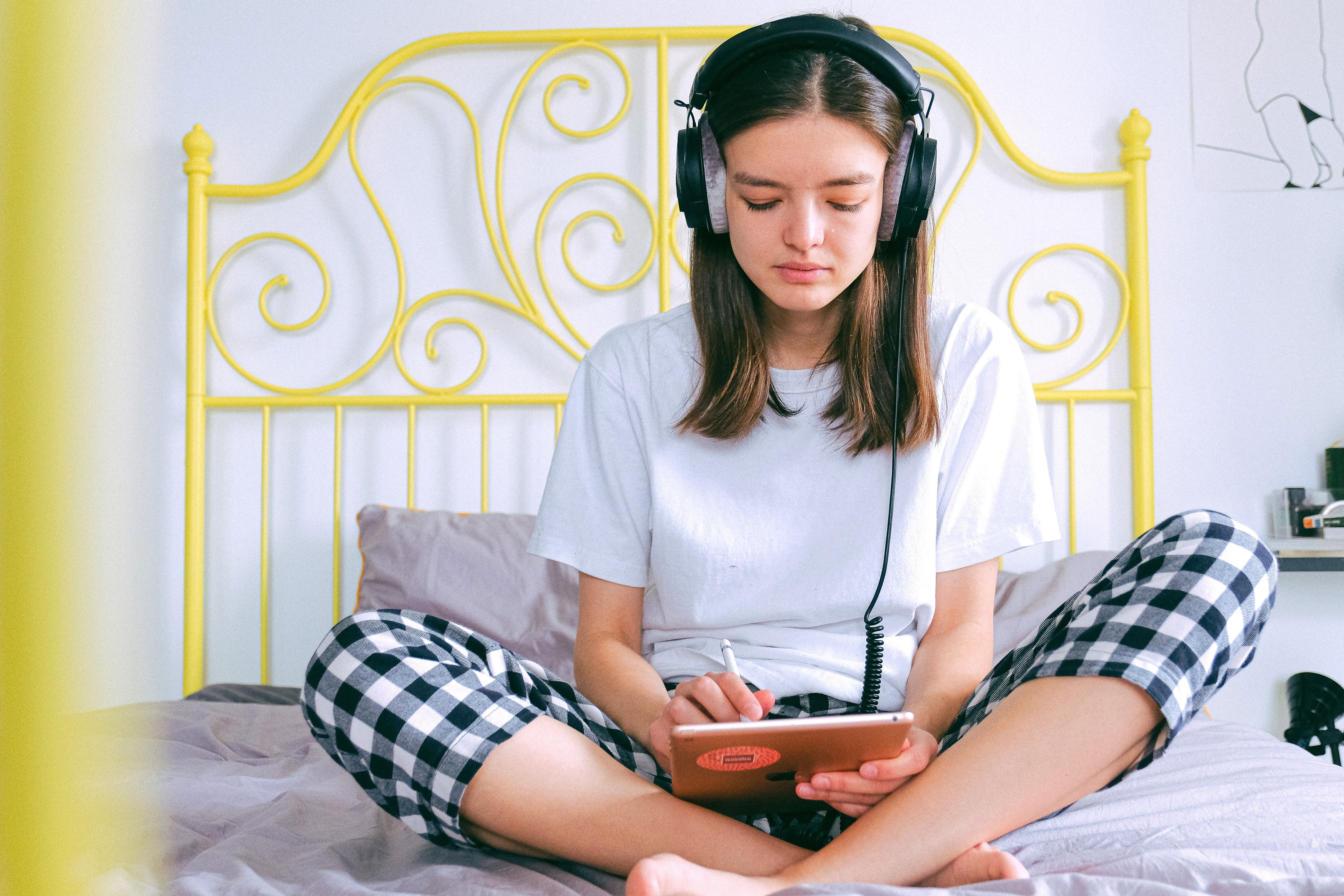 girl drawing and listening to music