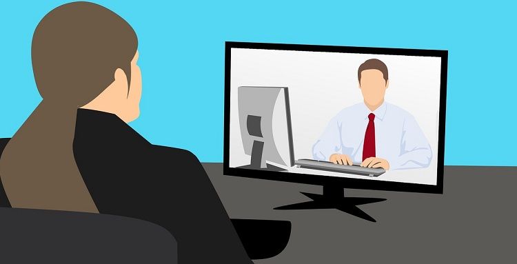 تصویر یک زن در حال تماس ویدیویی با یک مرد