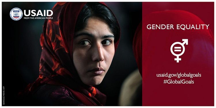 تصویر زنی با کلمات برابری جنسیتی در کنارش