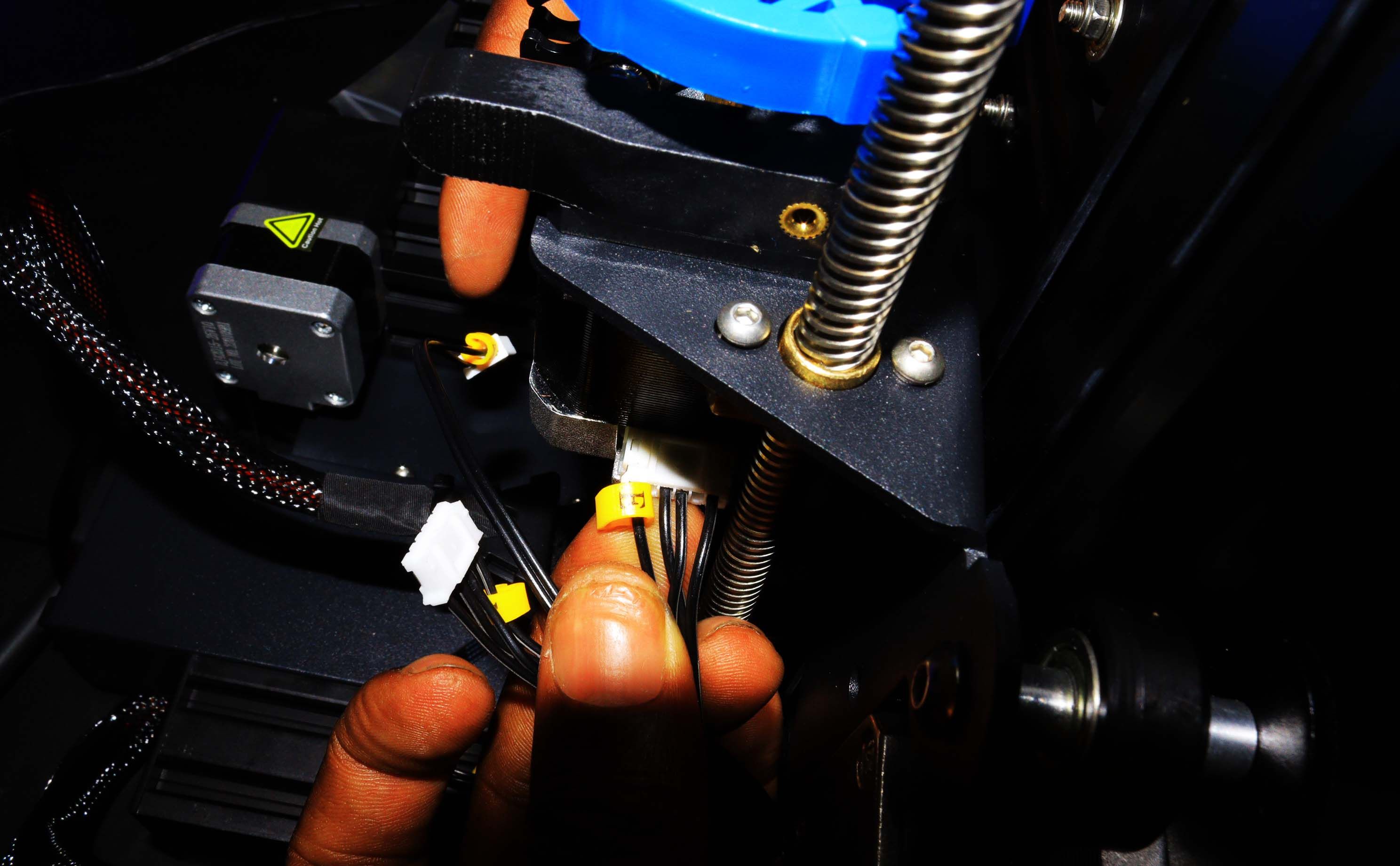 Insertion des connecteurs électriques dans l'imprimante 3D