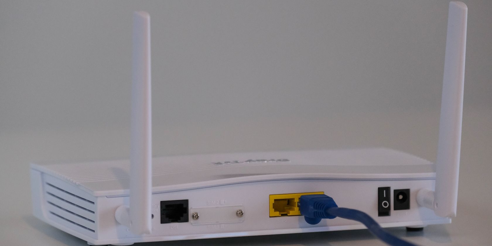 Enrutador de Internet con cable en superficie blanca