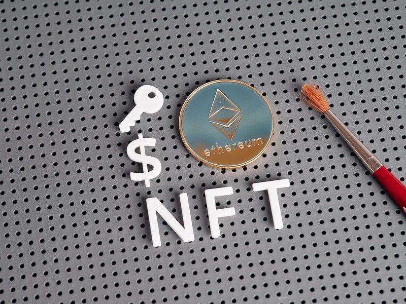 Texte NFT, pièce de monnaie, signe du dollar, clé et pinceau.
