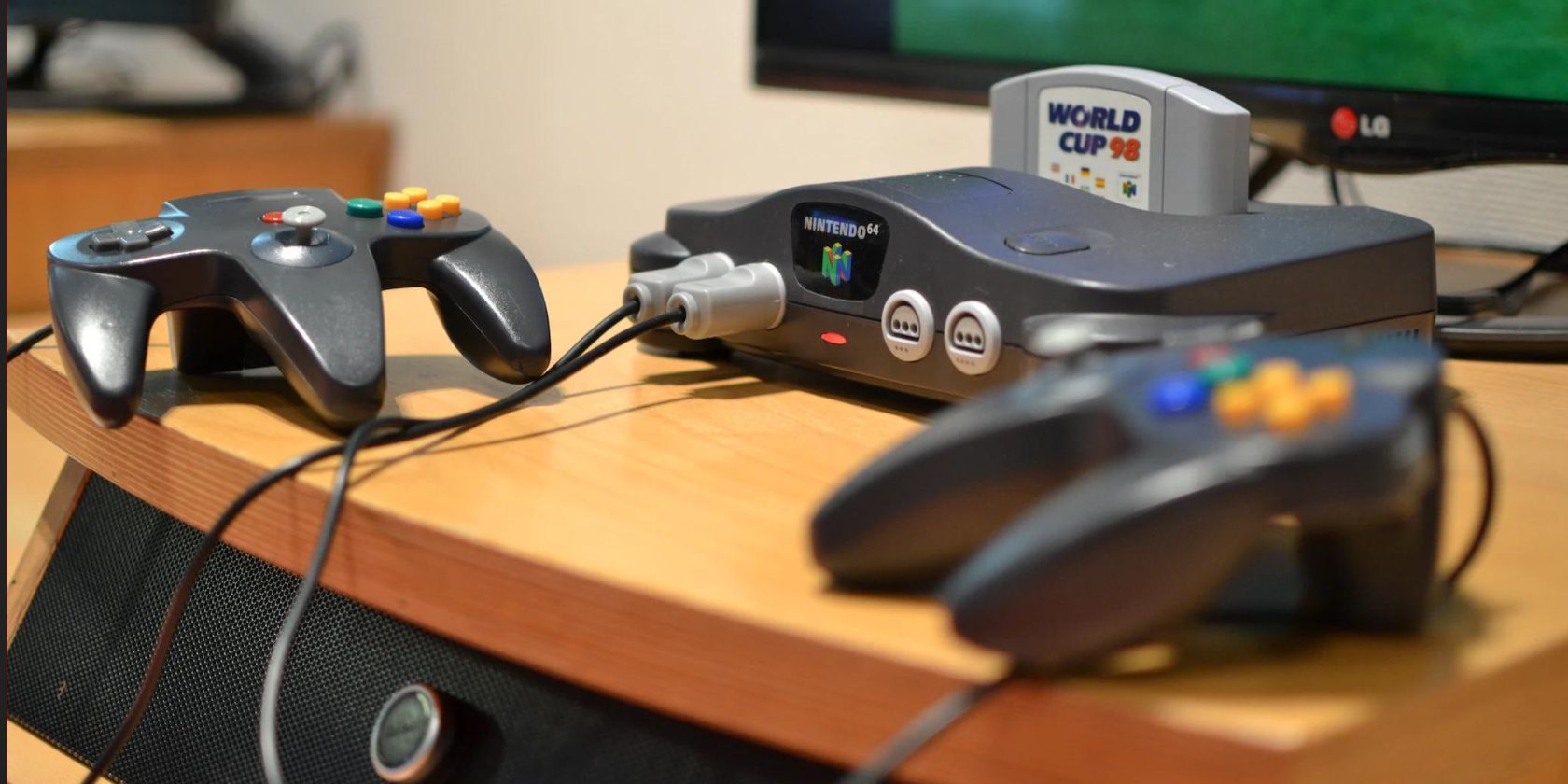 Bảng điều khiển Nintendo 64 với hai Bộ điều khiển