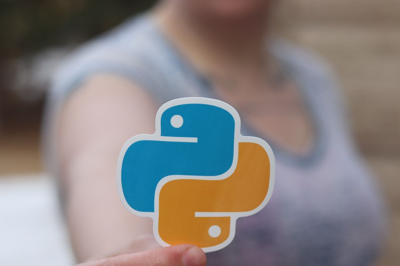 Logotipo de Python con una mujer sobre un fondo transparente-1