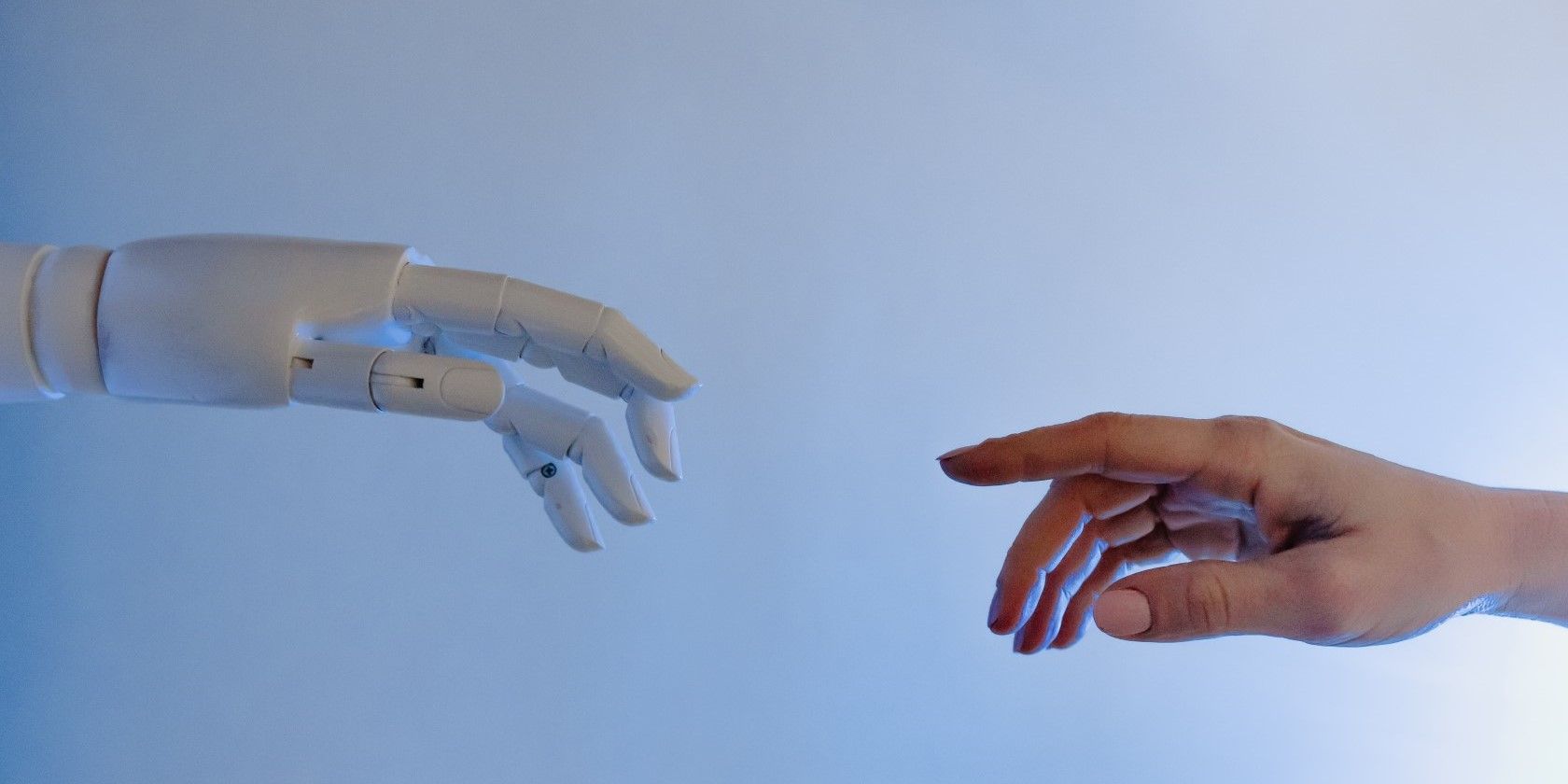 Um robô e uma mão humana