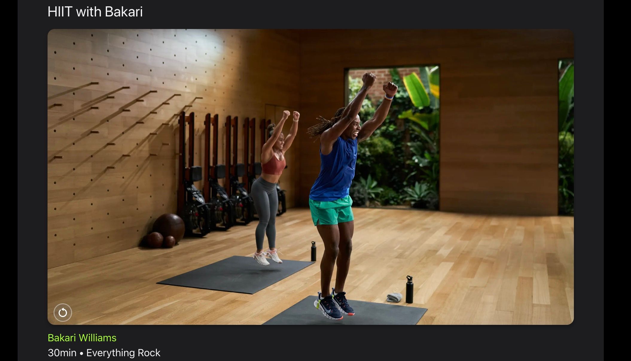 Capture d'écran de la séance d'entraînement Apple Fitness+ HIIT With Bakari.
