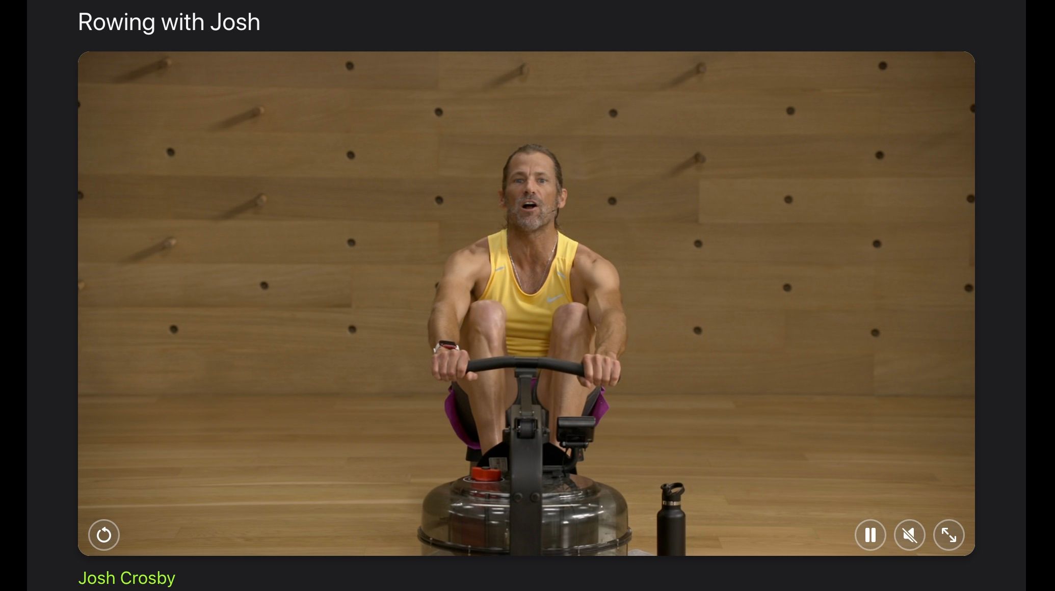 Screenshot van Apple Fitness+ roeitraining