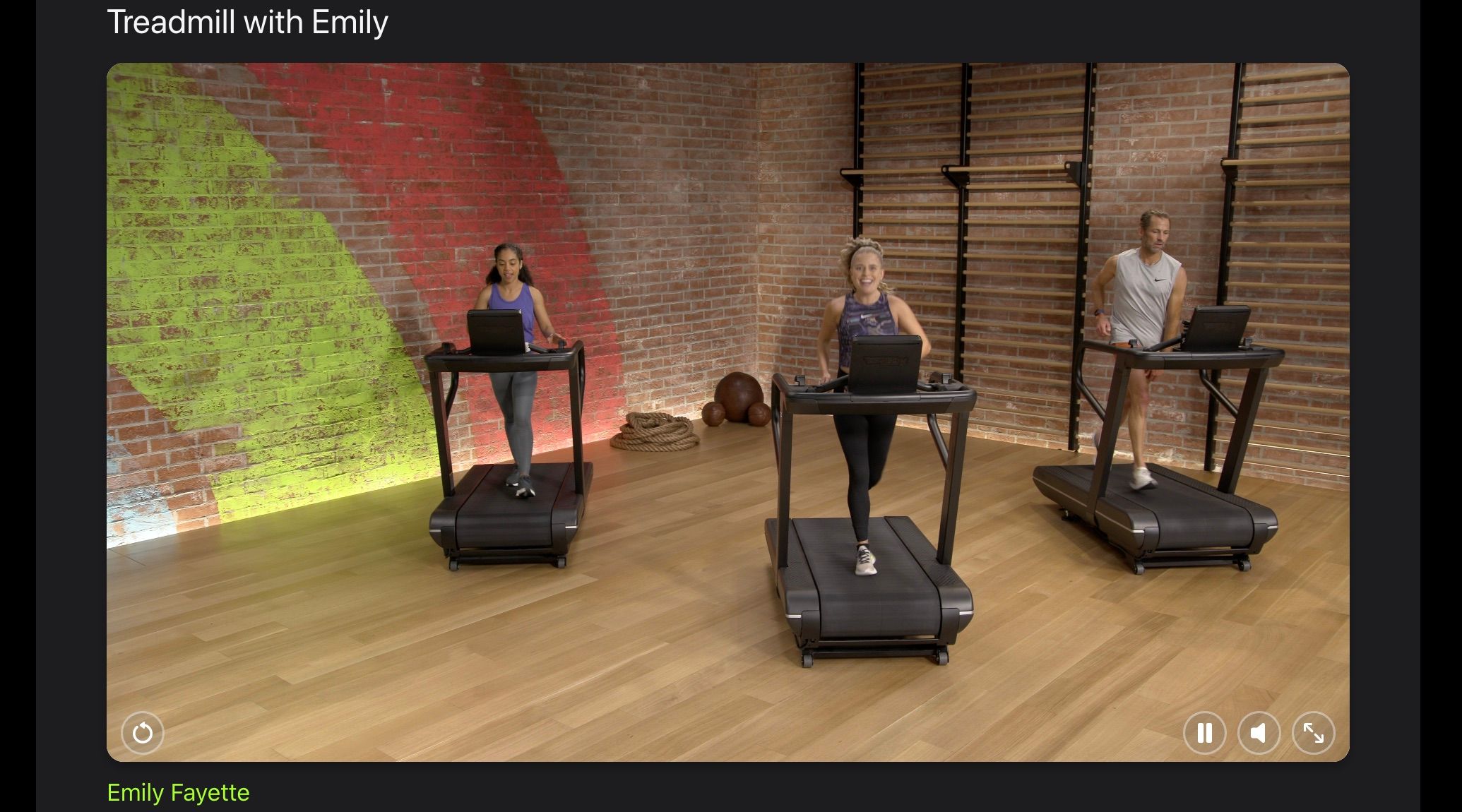 Screenshot van Apple Fitness+ Loopband met Emily-workout