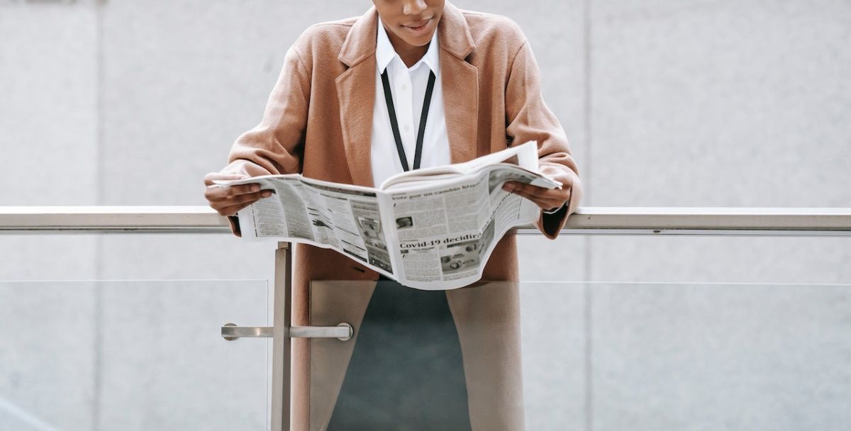 une femme lisant un journal