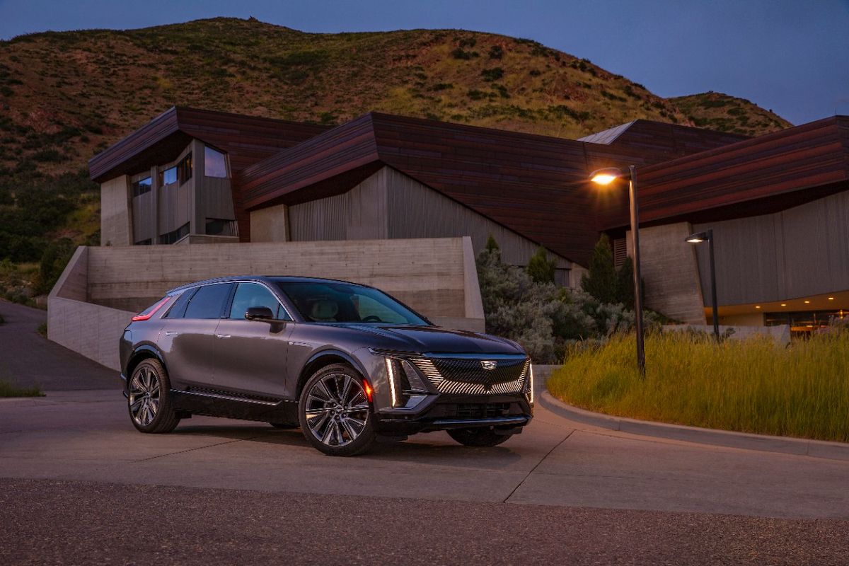 2023 Cadillac Lyric đậu bên ngoài một tòa nhà trông hiện đại
