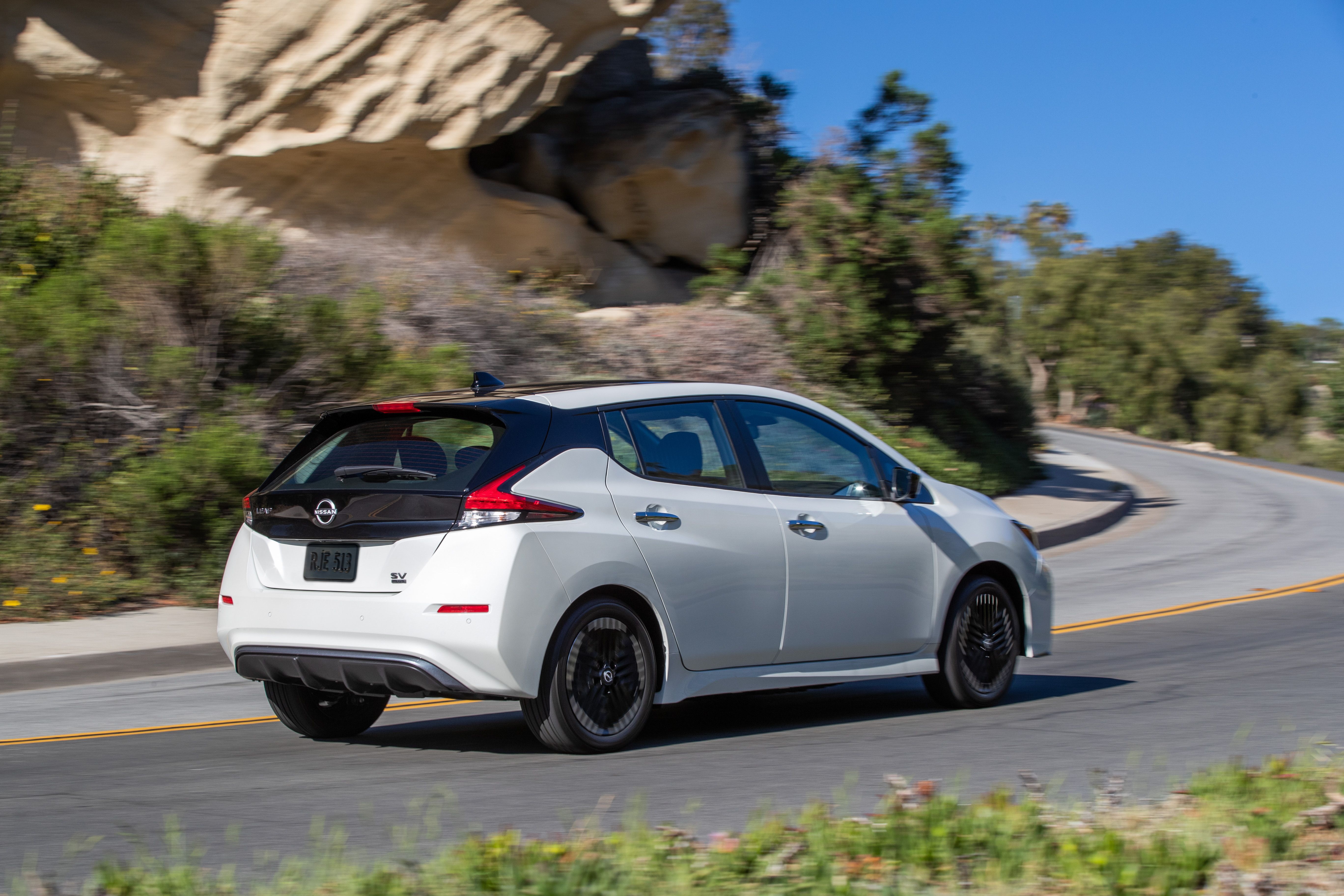 Nissan LEAF 2023 màu trắng