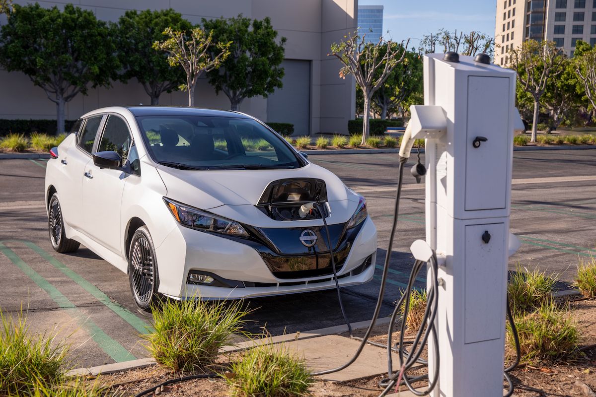 Nissan Leaf 2023 đang sạc trong bãi đậu xe