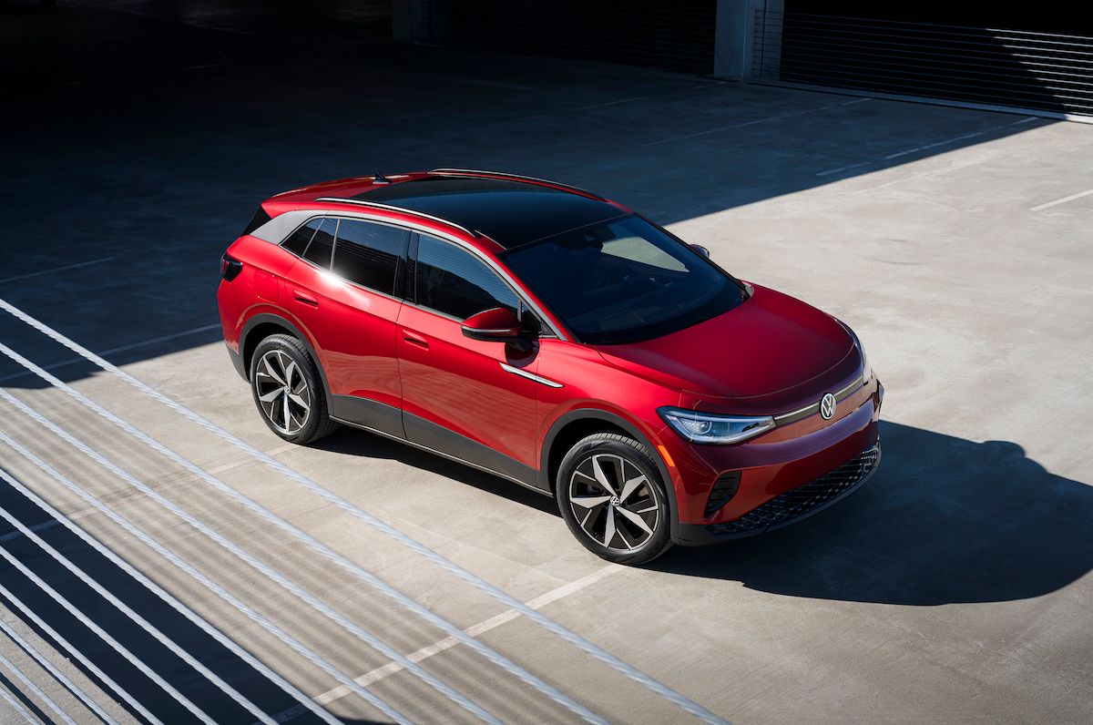 2023 VW ID.4 đậu trên bãi đậu xe