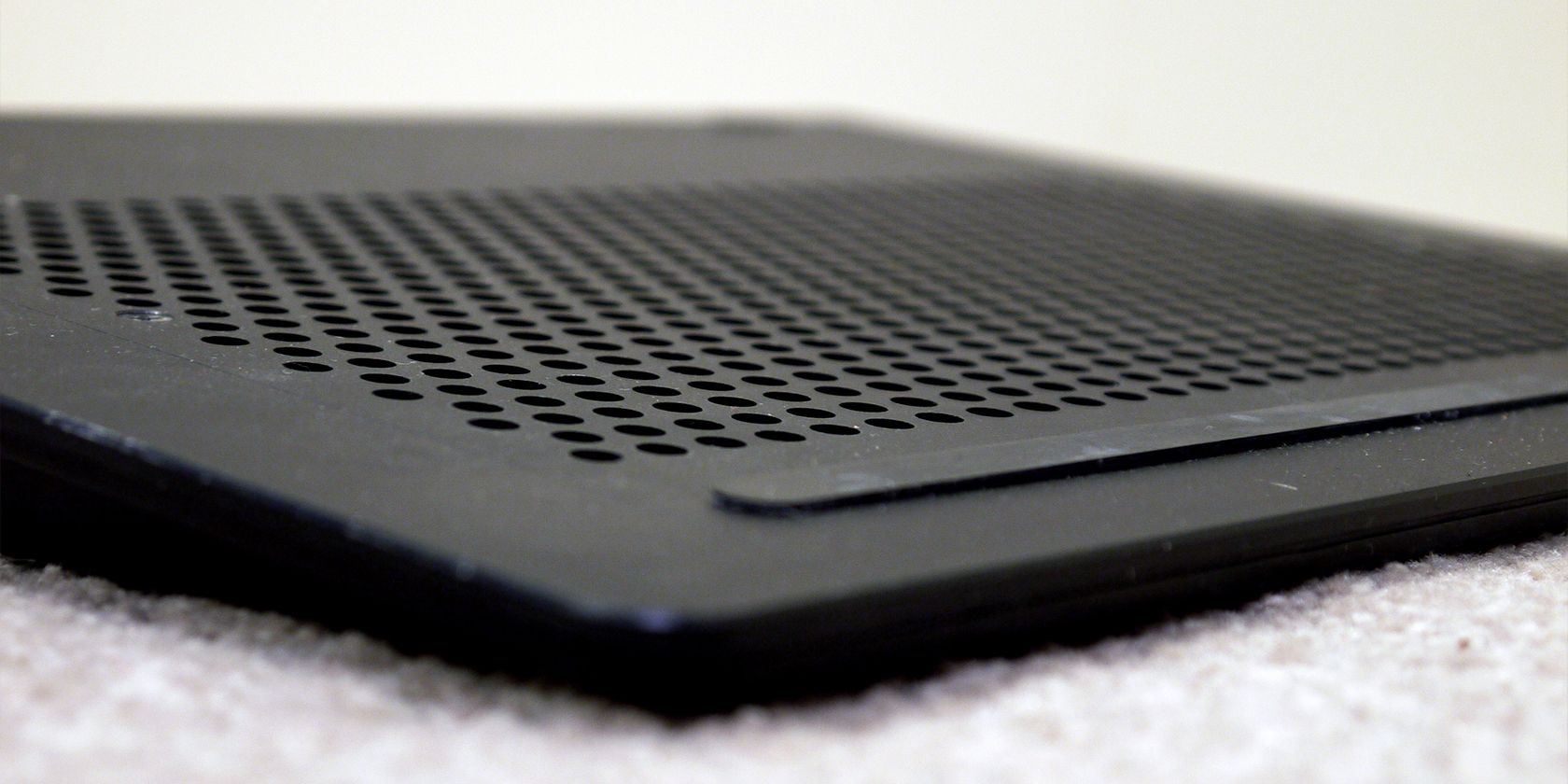một tấm làm mát máy tính xách tay bằng nhôm màu đen