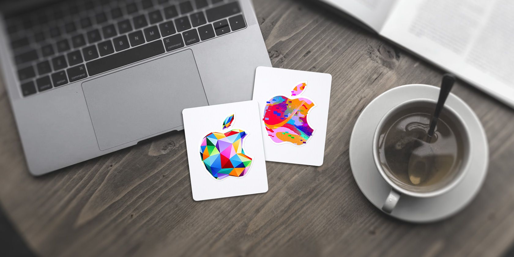 گیفت کارت اپل روی میز با مک بوک