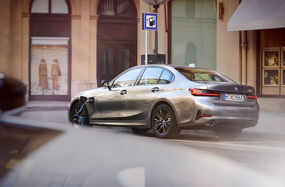 BMW 330e đỗ sạc bên ngoài tòa nhà