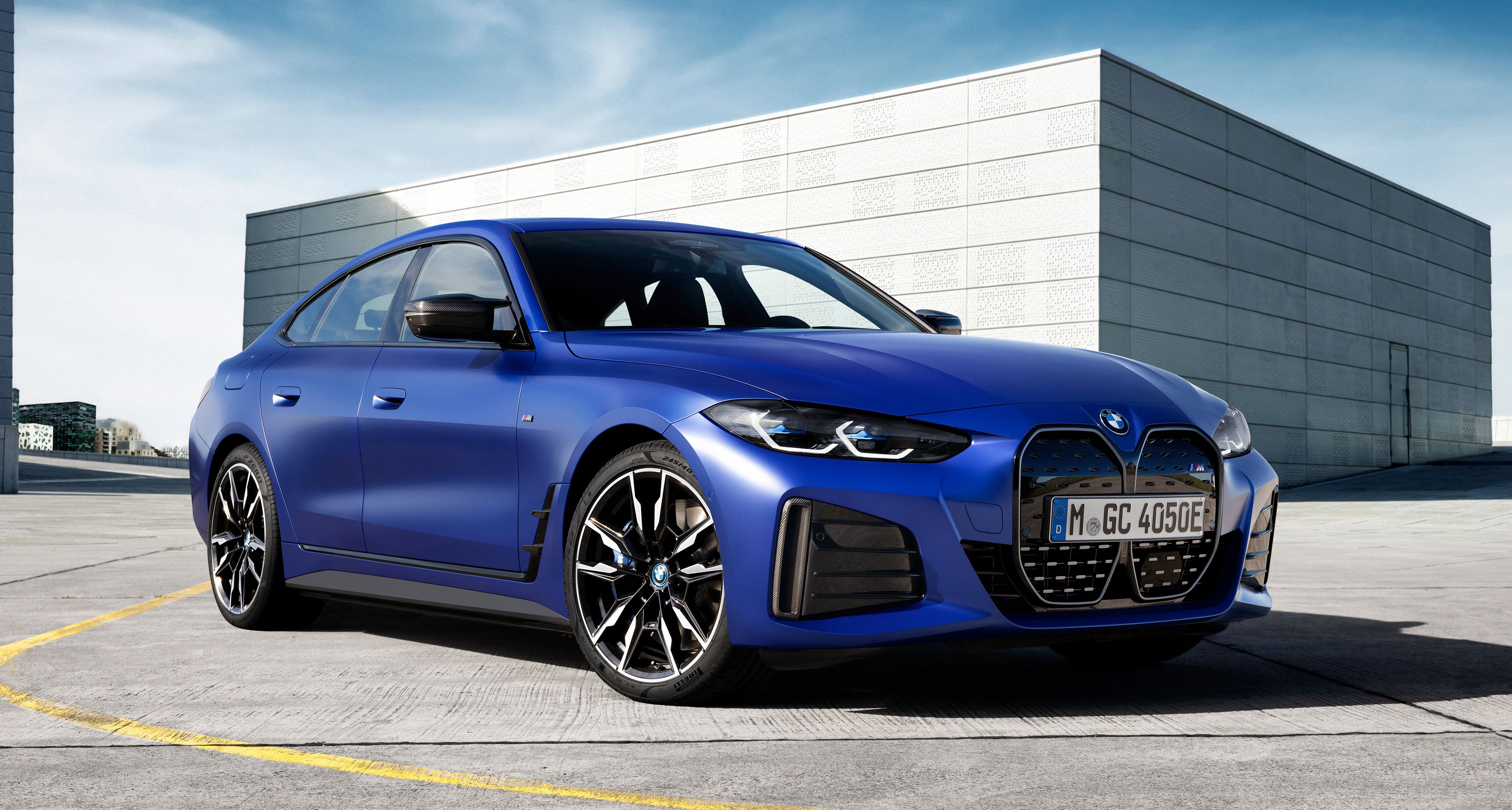 BMW i4 m50 در رنگ آبی یخ زده Portimao