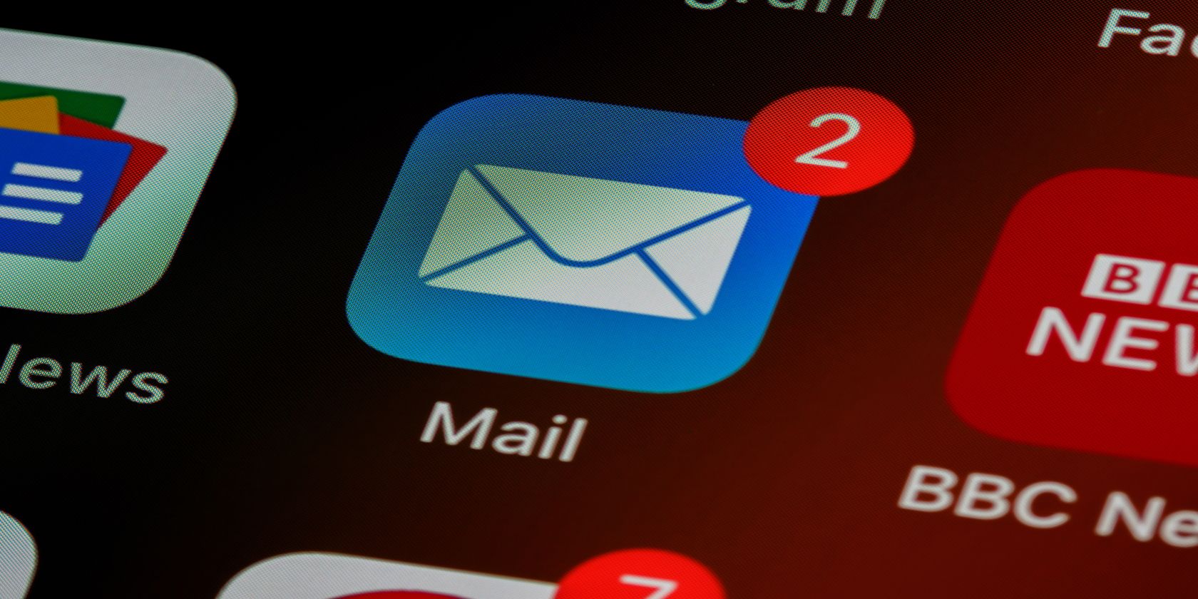 logotipo de correo electrónico azul y blanco en la pantalla de inicio
