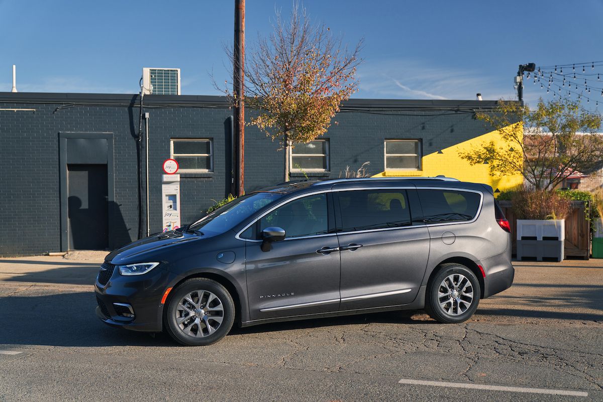Chrysler Pacifica Hybrid đậu phía sau một tòa nhà